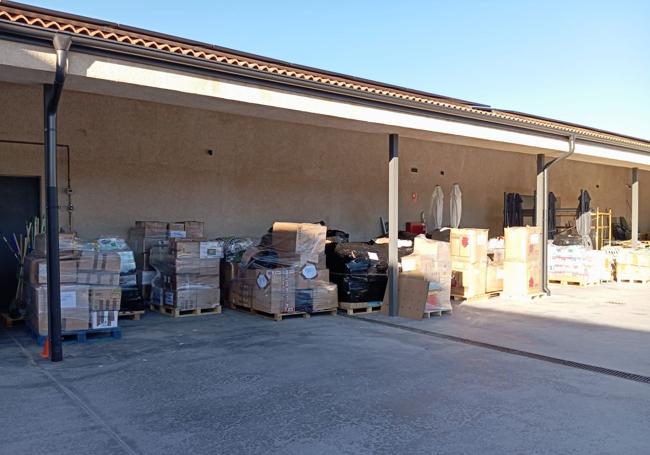 Algunos de los palés con productos recogidos por Segovia Solidaria para los afectados de la DANA en Valencia.