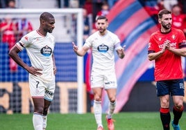 Javi Sánchez, al fondo, trata de animar a sus compañeros tras el gol encajado.