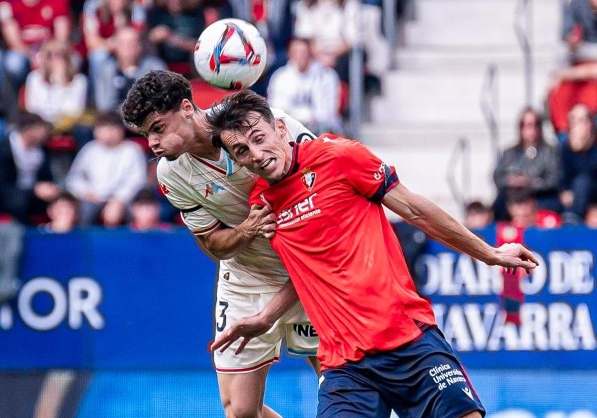 David Torres trata de impedir el remate del osasunista Budimir en el área del Real Valladolid.