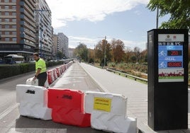 Un operario valla la zona en la que se acometerá la obra hasta finales de noviembre.