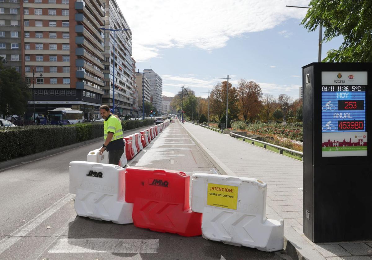 Un operario valla la zona en la que se acometerá la obra hasta finales de noviembre.