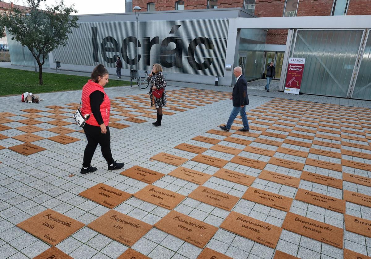 Colocación de los felpudos con los nombres de niños en el exterior de Lecrác.