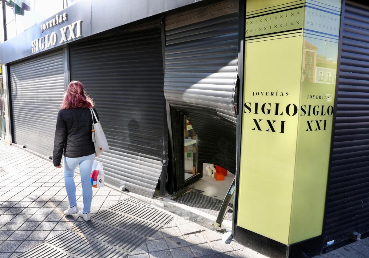 Estado en el que ha quedado la cristalera de la joyería siglo XXI, en Plaza España.