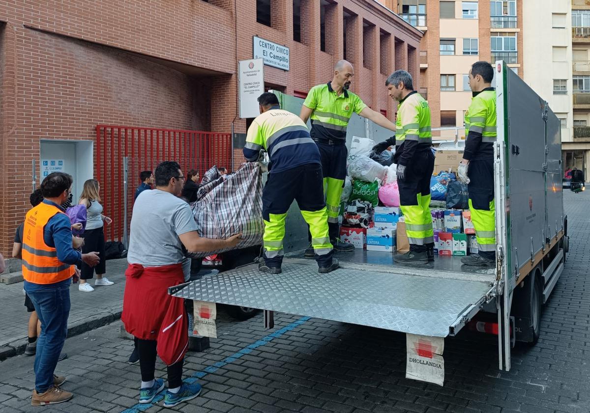 Imagen principal - Jóvenes y mayores, volcados en la ayuda a las zonas afectadas por la DANA en el Centro Cívico El Campillo