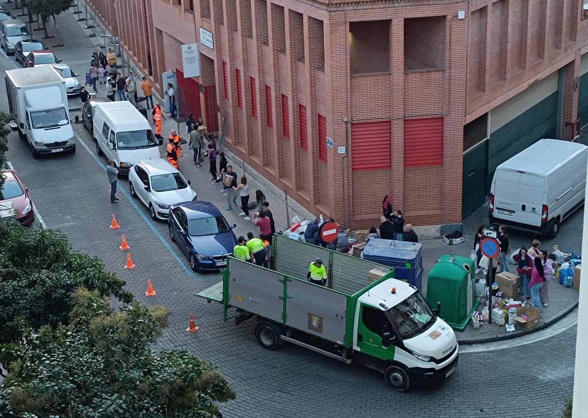 Imagen secundaria 1 - Jóvenes y mayores, volcados en la ayuda a las zonas afectadas por la DANA en el Centro Cívico El Campillo