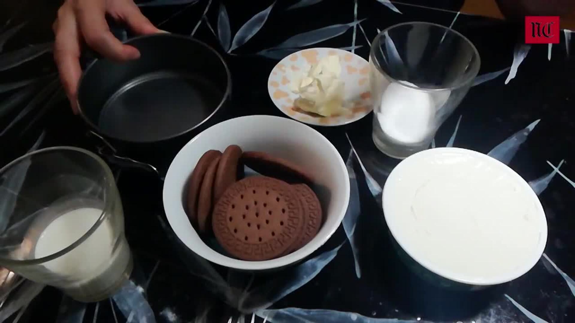 Cómo se elabora un bombón de queso con chocolate