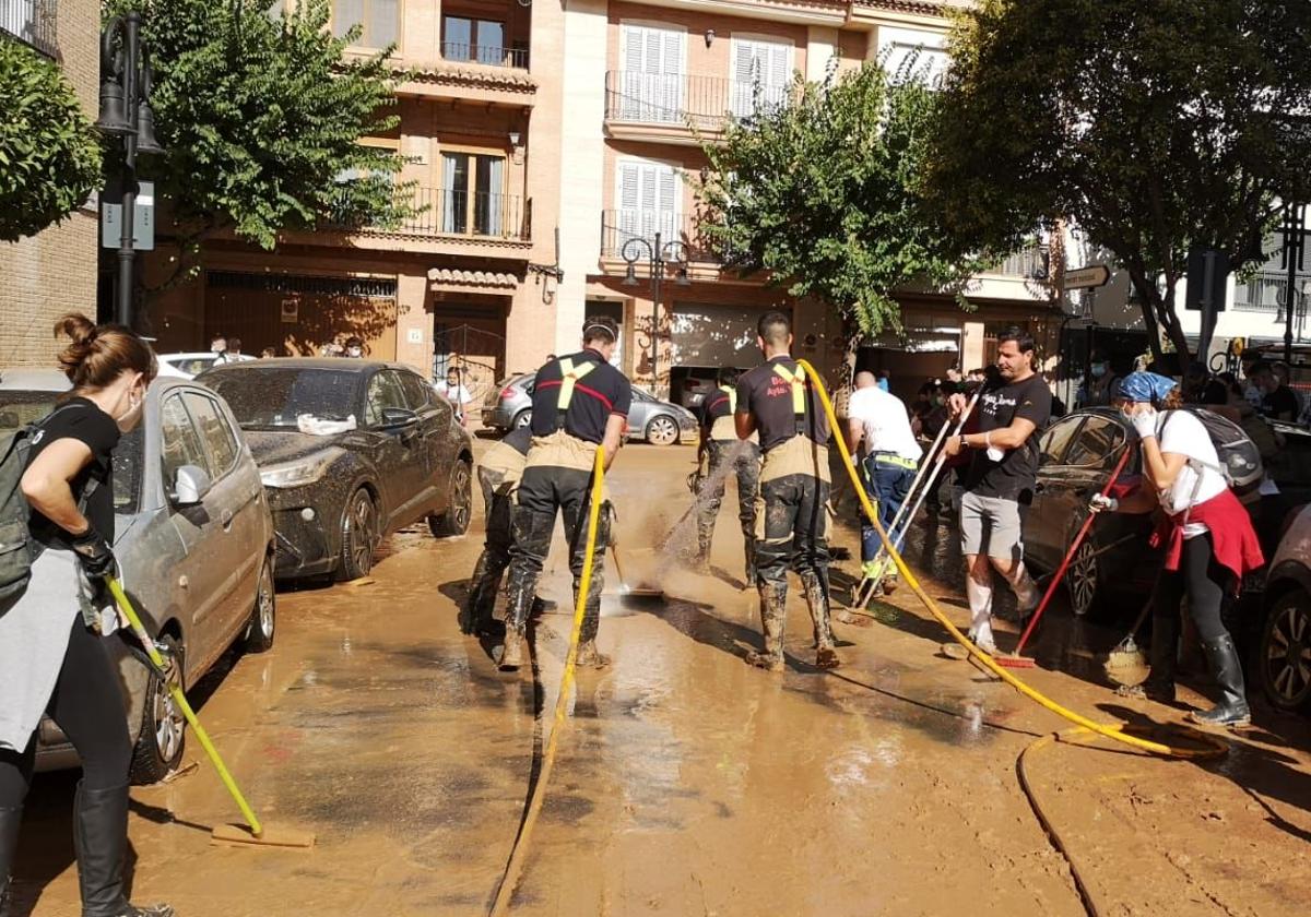 Los bomberos de Valladolid ayudan el tareas de rescate en Aldaia.