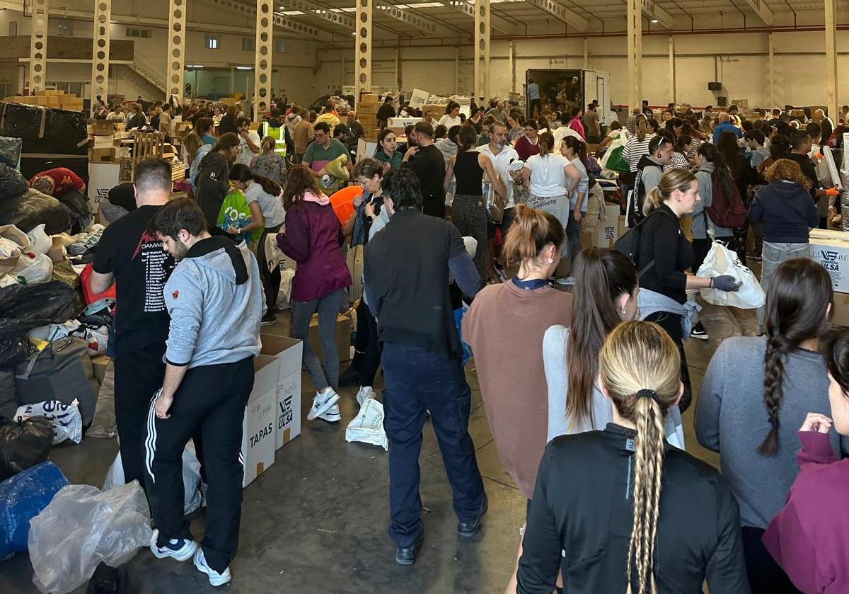 Los voluntarios trabajan en la clasificación del material donado en la provincia en las dos naves que han tornado en centro logístico de la ayuda para los afectados por la DANA.