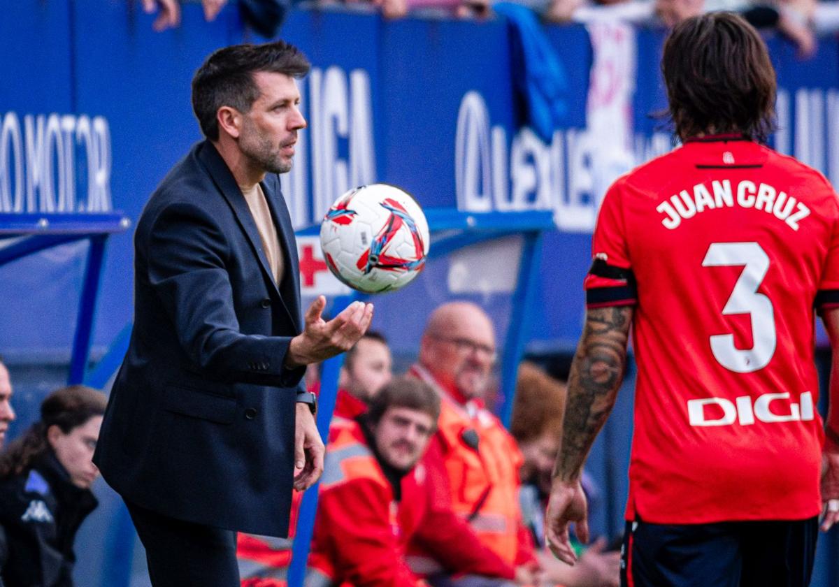 Pezzolano, con el balón en su mano, durante el partido frente a Osasuna.