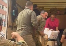 Miembros del Ejército, durante la descarga del camión llegado desde Puente Duero.