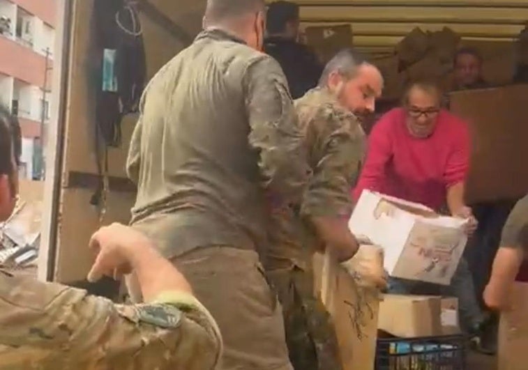 Miembros del Ejército, durante la descarga del camión llegado desde Puente Duero.