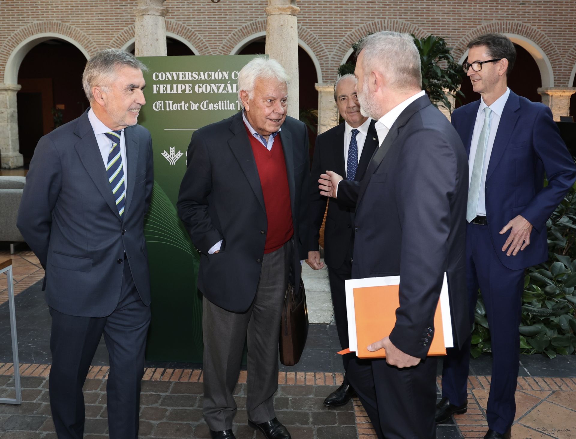 De espaldas, Ángel Ortiz, director de El Norte de Castilla. De izquierda a derecha: Iñaki Arechabaleta, CEO de Vocento, Felipe González, Cipriano García, presidente de Caja Rural Zamora y Goyo Ezama, director general de El Norte de Castilla