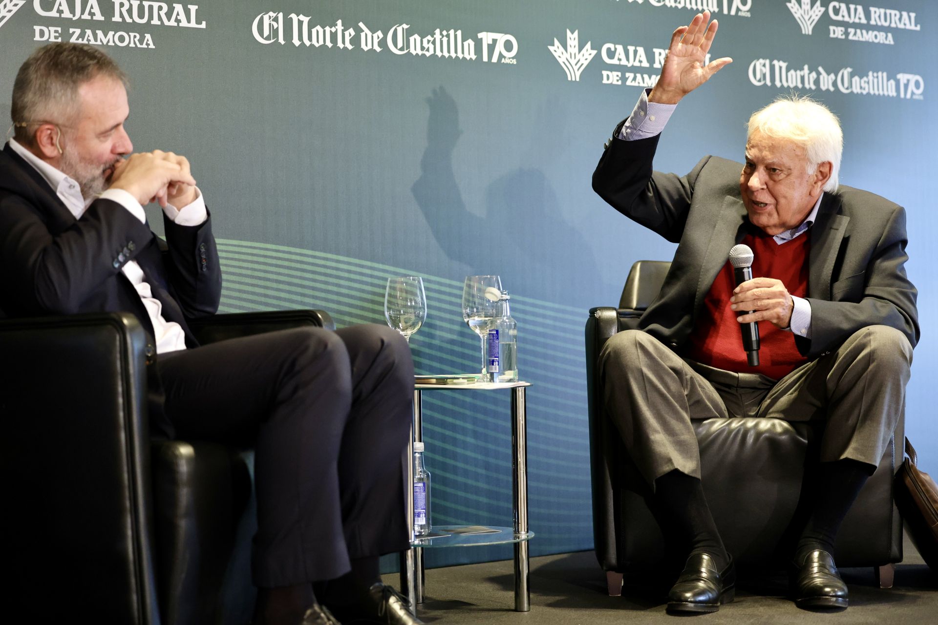 El expresidente del Gobierno, Felipe González, gesticula durante su intervención.