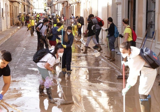 Vecinos y efectivos del municipio de Aldaia colaboran por salir adelante