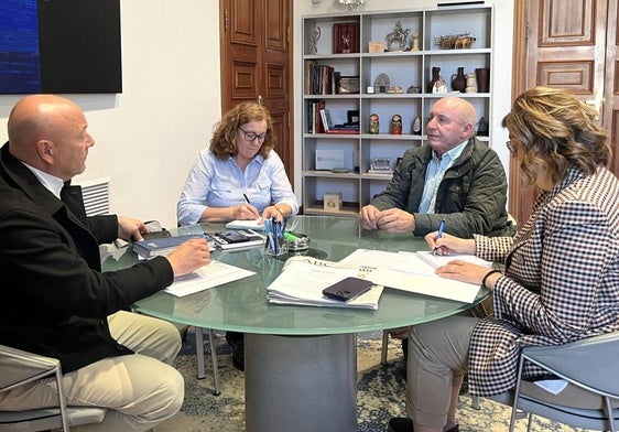 Visita del alcalde de Autillo a la Diputación de Palencia.