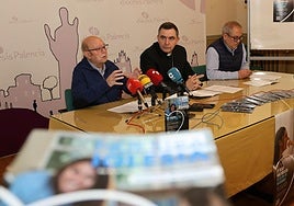 El obispo de Palencia, entre el ecónomo y el responsable de prensa de la Diócesis, Presentación de los datos económicos de 2023.