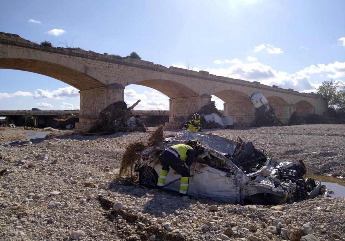 Un bombero de la Diputación de Valladolid rastrea un vehículo en el cauce del río en Chiva, el fin de semana.