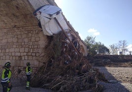 Los bomberos de la Diputación, junto a uno de los vehículos afectados.