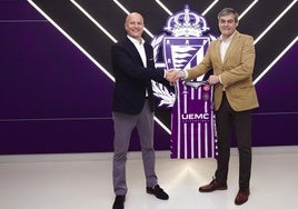 Mat Fenaert (Real Valladolid) y Lorenzo Alonso (UEMC) sellan el acuerdo sujetando una camiseta del equipo de baloncesto.