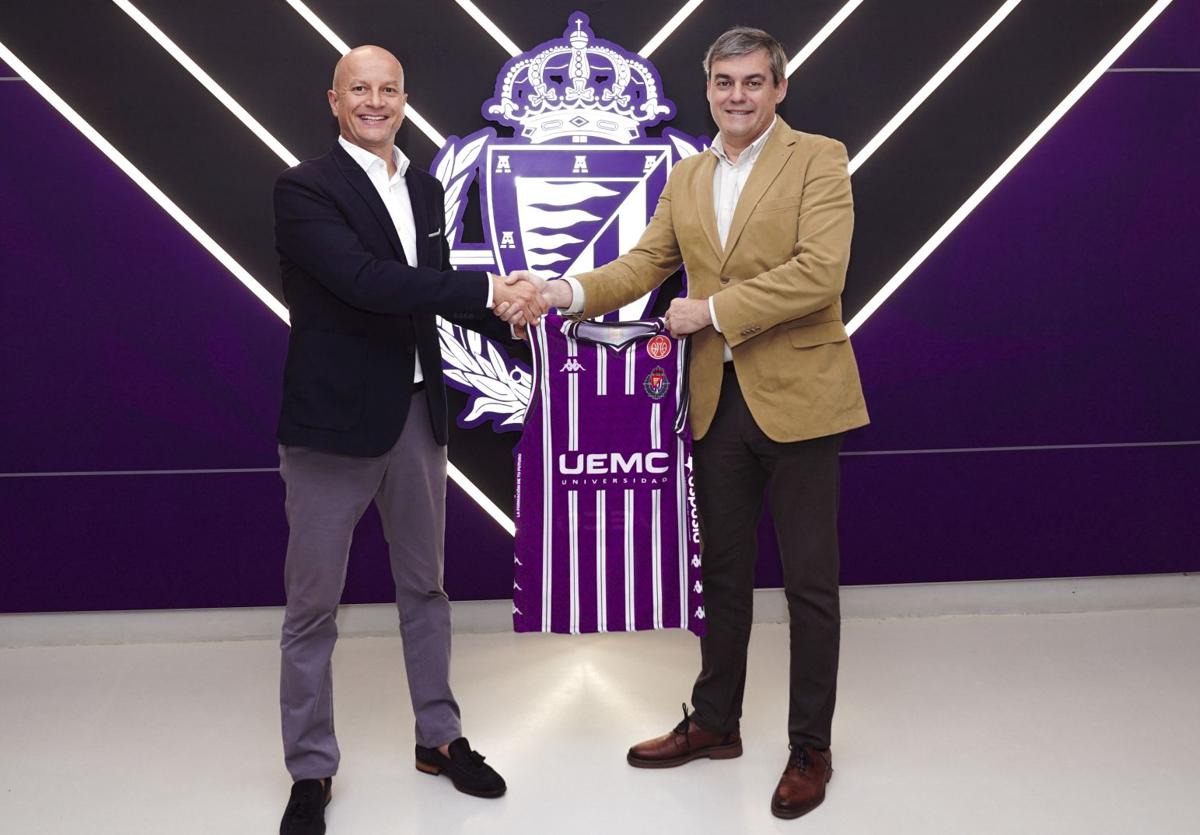 Mat Fenaert (Real Valladolid) y Lorenzo Alonso (UEMC) sellan el acuerdo sujetando una camiseta del equipo de baloncesto.