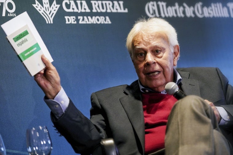 Felipe González muestra un ejemplar de la Constitución Española en el acto organizado por El Norte de Castilla.