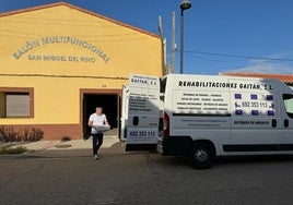 José Gaitán cargando las donaciones de San Miguel del Pino en la furgoneta de su empresa