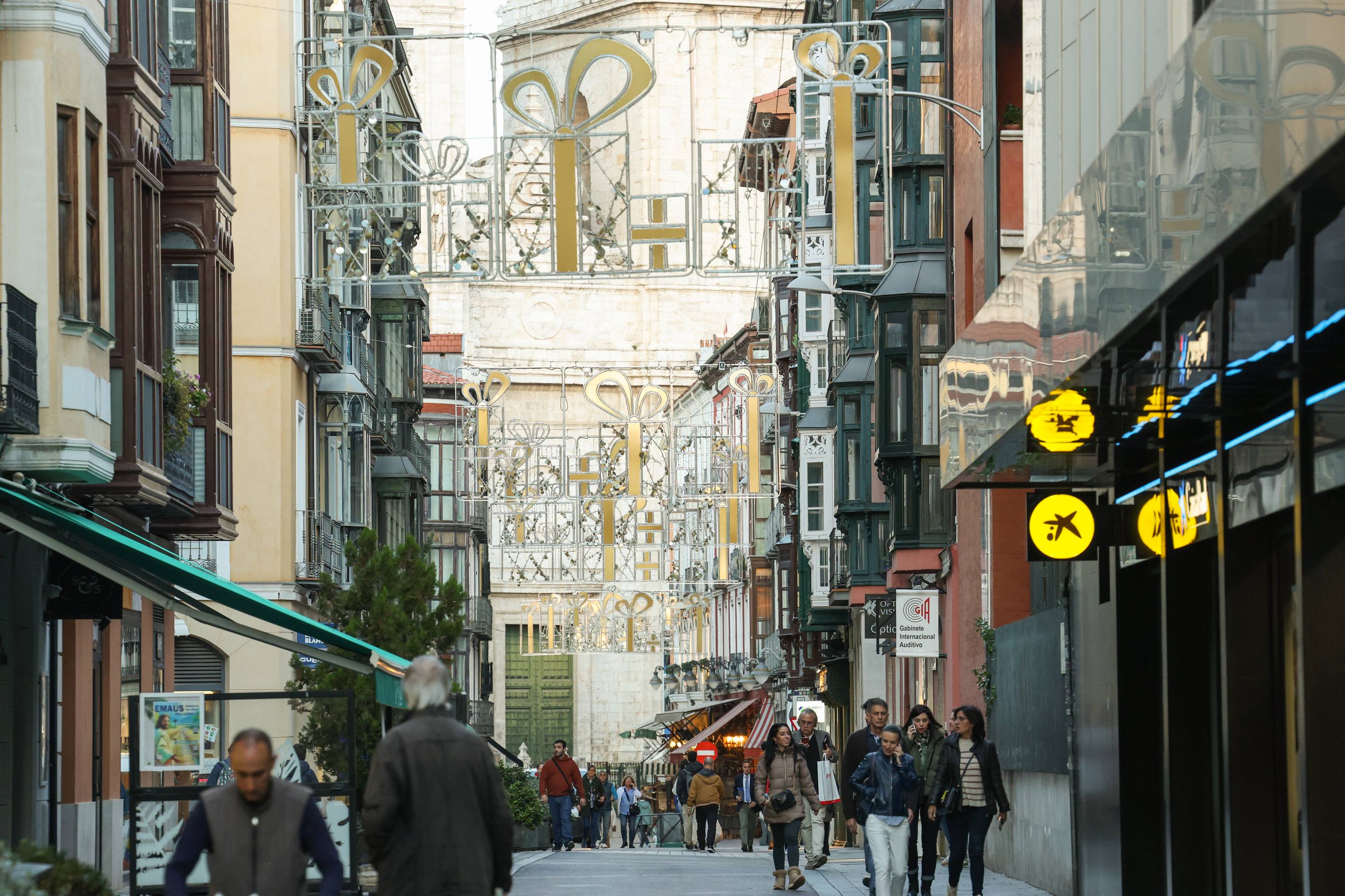 Fotos: las luces de Navidad asoman en el centro de Valladolid