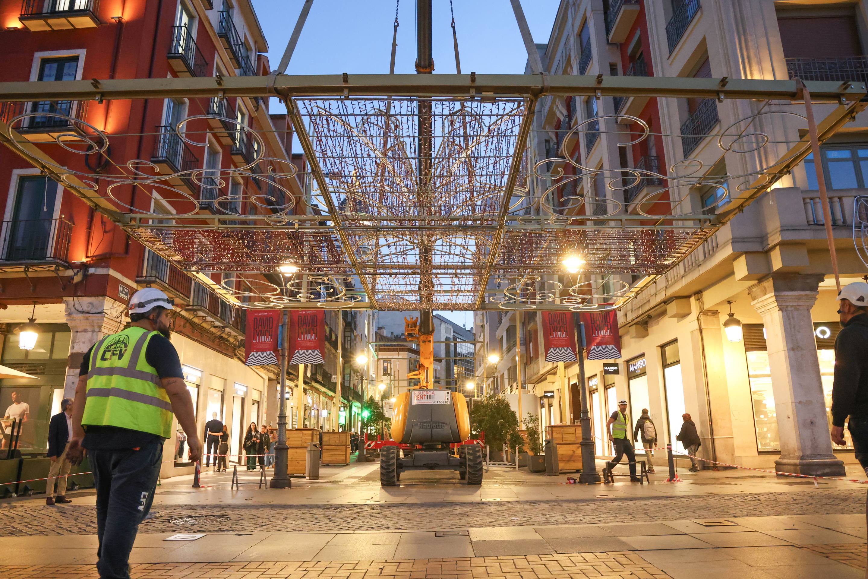 Fotos: las luces de Navidad asoman en el centro de Valladolid