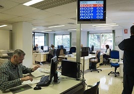 Funcionarios en una oficina de Muface en una imagen de archivo.