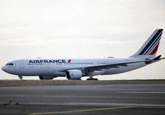 Un avión de Air France despega desde el aeropuerto Charles de Gaulle.