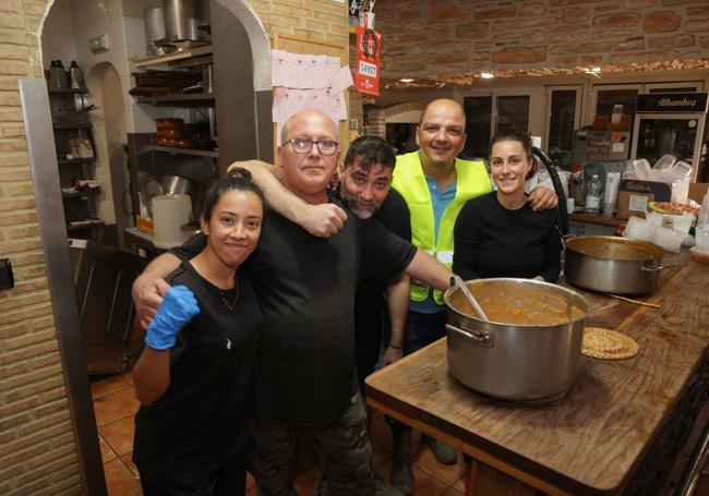 El equipo de hosteleros de Los Arcos, en Aldaia.