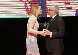 Alejandro Blanco, presidente del COE, entrega su premio a Mireia Belmonte en la Gala celebrada en Valladolid en 2017.