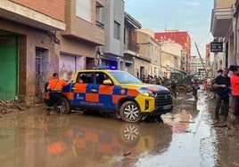 Un vehículo y miembros de la Agrupación de Protección Civil de La Granja-Valsaín, en Catarroja.