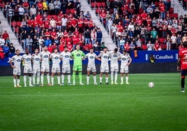 Once inicial del Real Valladolid durante el minuto de silencio en El Sadar.