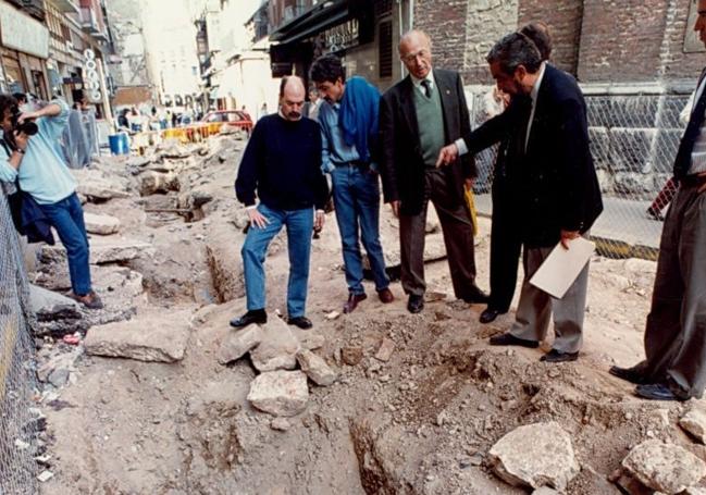 El alcalde Bolaños observando la excavación de la traída de Argales en octubre de 1991.