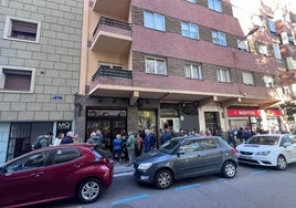 Un centenar de personas aguarda a las puertas del Restaurante Martín Quiroga para conseguir reserva para el año 2025.