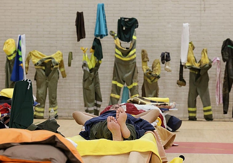 Un efectivo de Castilla y León descansa en el improvisado campamento base de ayuda en Aldaia.