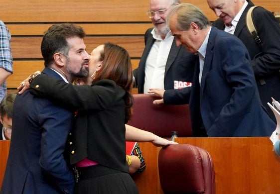 El presidente Fernández Mañueco felicita al consejero Fernández Carriedo tras la votación en la que se aprobó el techo de gasto para 2025