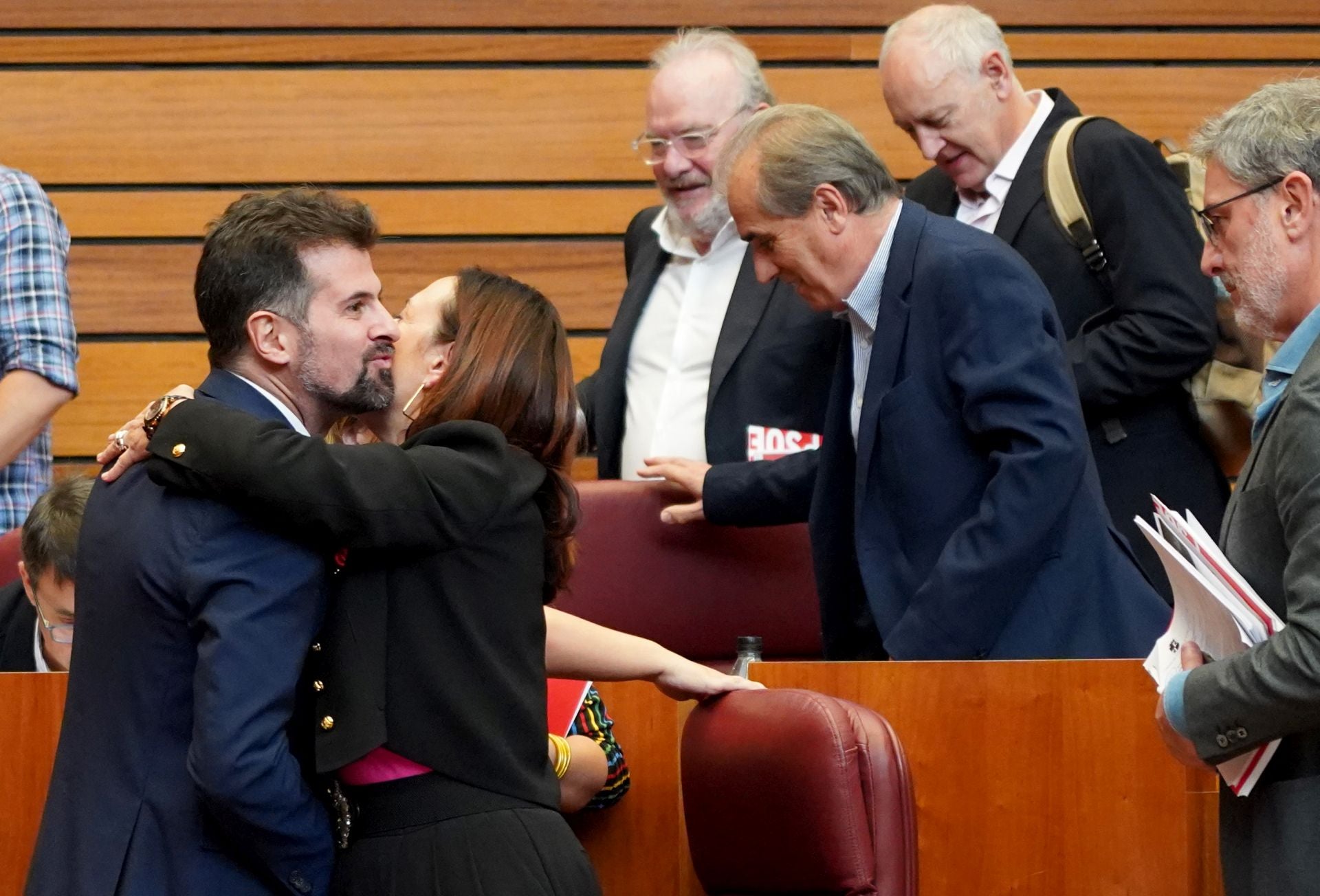 Tudanca se abstiene en las Cortes y pone a Mañueco en el brete de presentar presupuesto