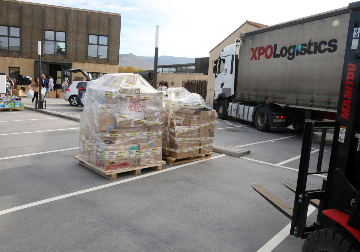 Cargamento de productos en camiones dentro de la campaña de Segovia Solidaria.