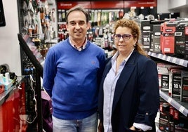 Luis Mariano Bastardo y Beatriz González Sanz, propietarios de la Ferretería Bastardo