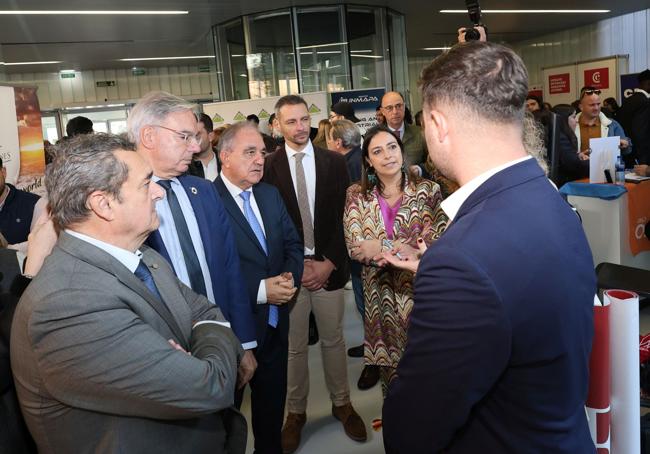 Los representantes institucionales visitan uno de los expositores.