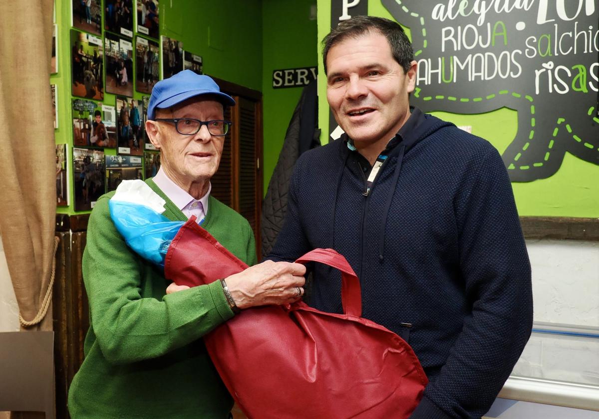 El Fiú Valdés, el exjugador más longevo del Real Valladolid (95 años), junto a Alberto López Moreno.