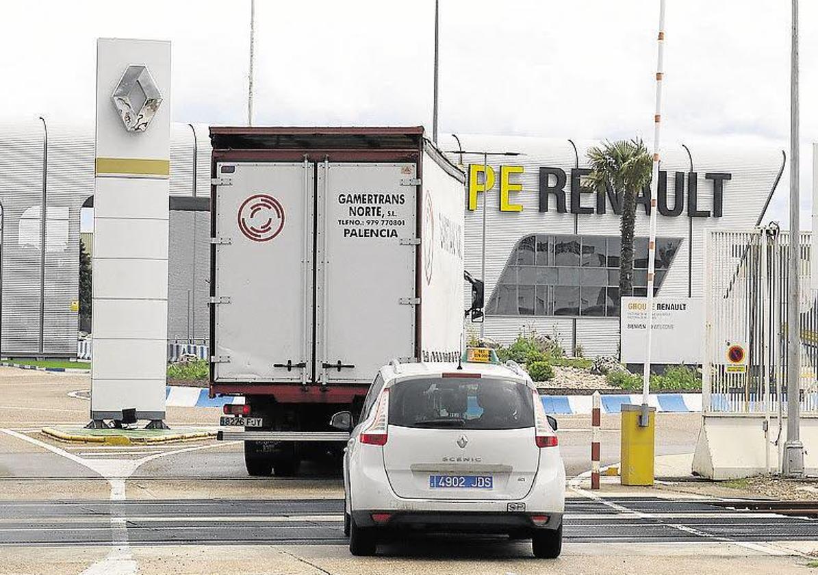 Acceso a las instalaciones del Grupo Renault en Valladolid.