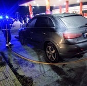 Arde un coche en una gasolinera junto a la N-601 en Alcazarén