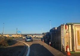 Camión volcado este jueves por la mañana.