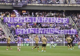 Pancarta desplegada en el fondo en el partido ante la Real Sociedad.