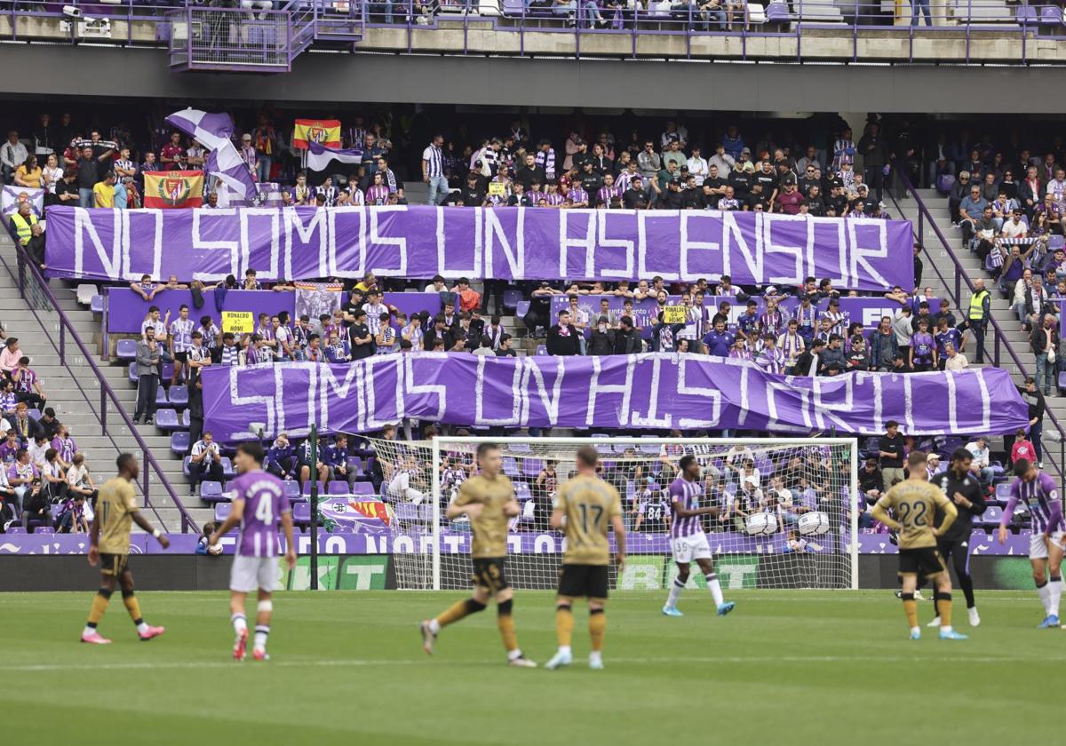 Pancarta desplegada en el fondo en el partido ante la Real Sociedad.