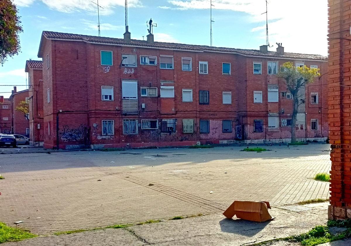 Plaza en torno a la calle Adaja de Valladolid, en el barrio de Las Viudas, donde se vende un piso con okupa incluido.