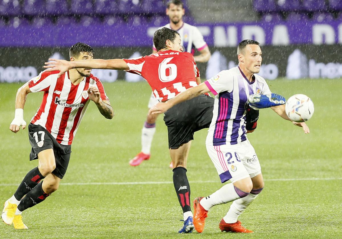 Vesga intenta quitarle el balón a San Emeterio en el partido de la temporada 2020-21.